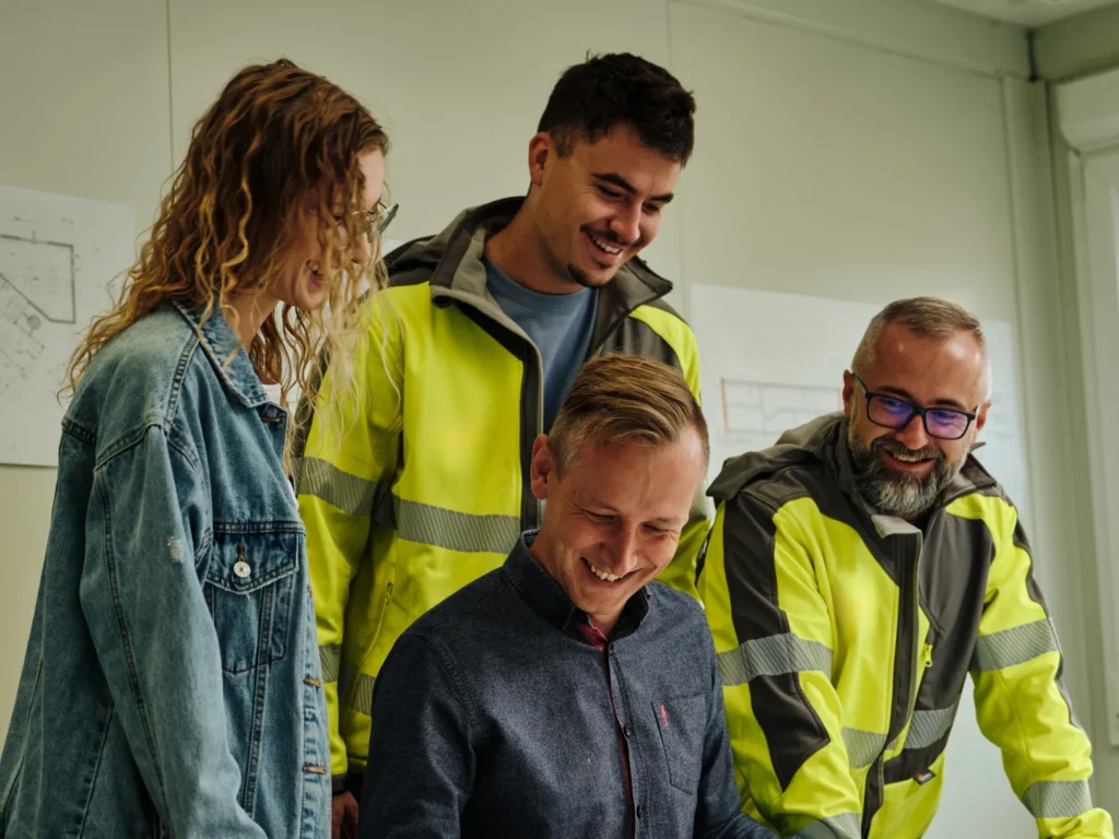 Zespół CS Construction podczas wspólnej analizy projektu i koordynacji realizacji inwestycji. Spotkanie specjalistów odpowiedzialnych za projektowanie, organizację budowy i nadzór nad przebiegiem prac wykonawczych.