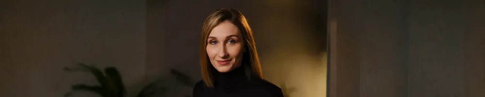 Portret specjalistki CS Construction na tle nowoczesnego wnętrza biurowego w sekcji kontaktowej strony internetowej.